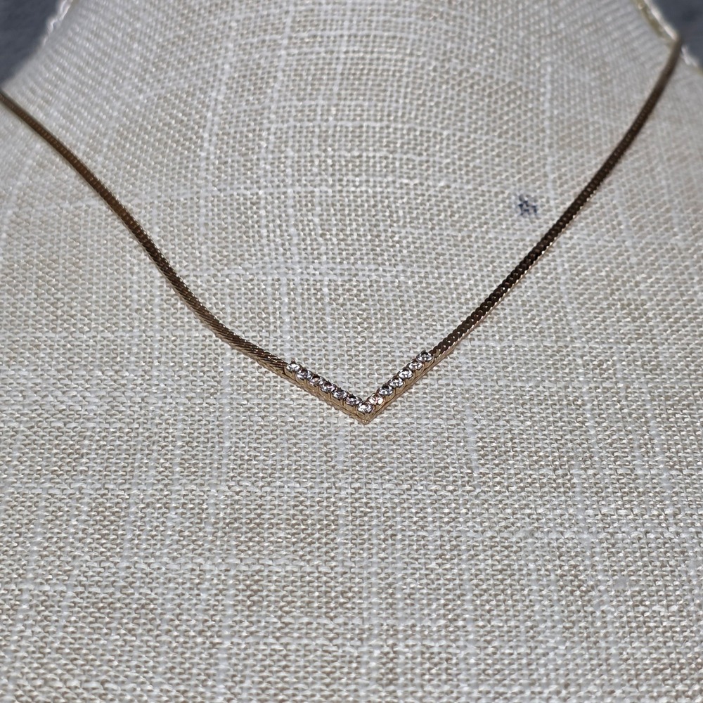 Avon V-Neck Necklace‎ Gold Tone Rhinestone Accent Delicate Chain 18 Inch - Picture 5 of 5